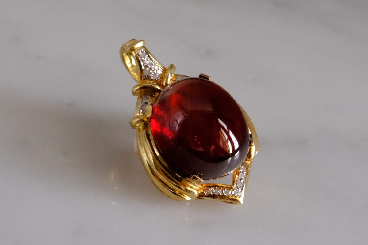 Red Spessartite Garnet Cabochon Pendant 18k