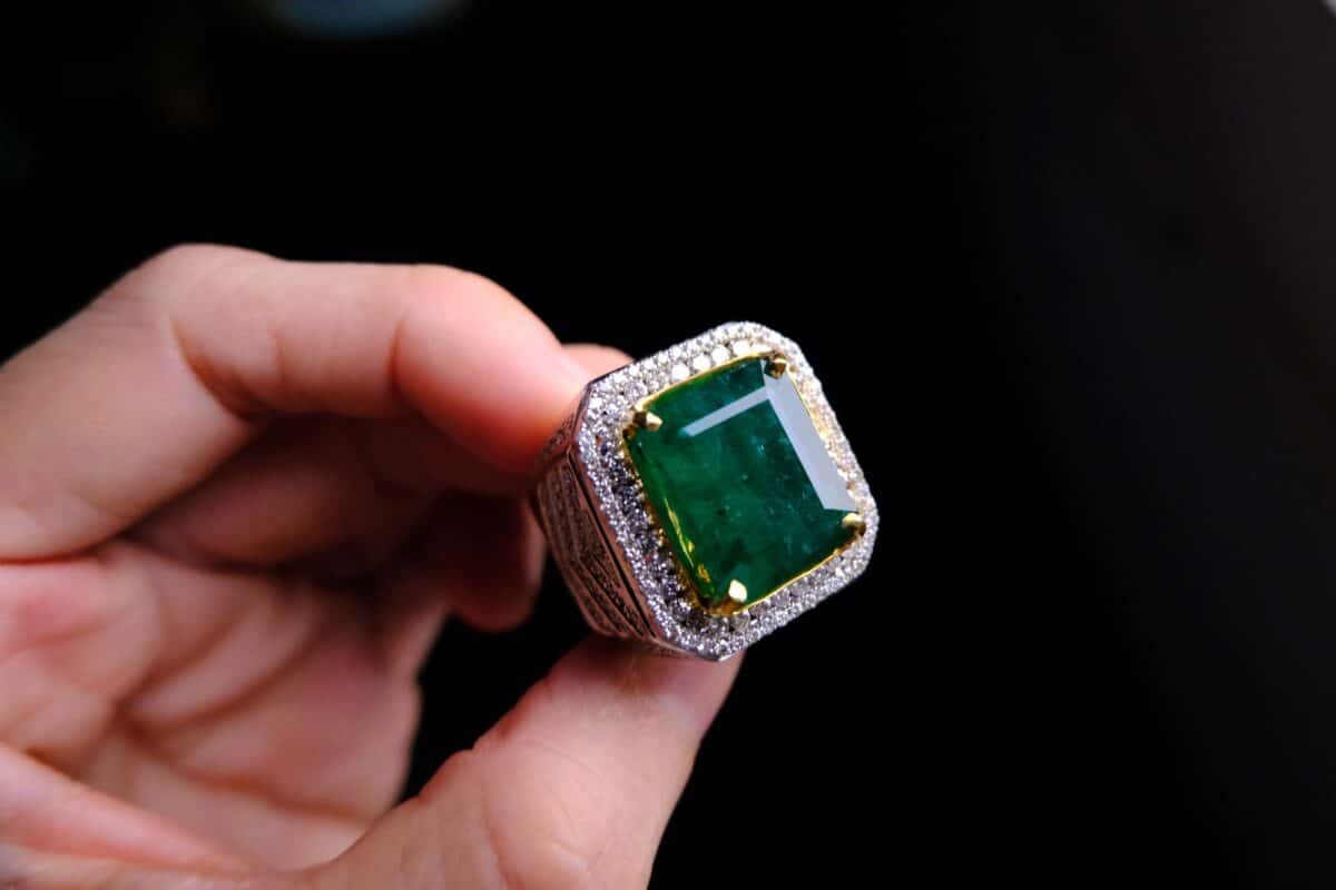 Emerald mens deals ring design