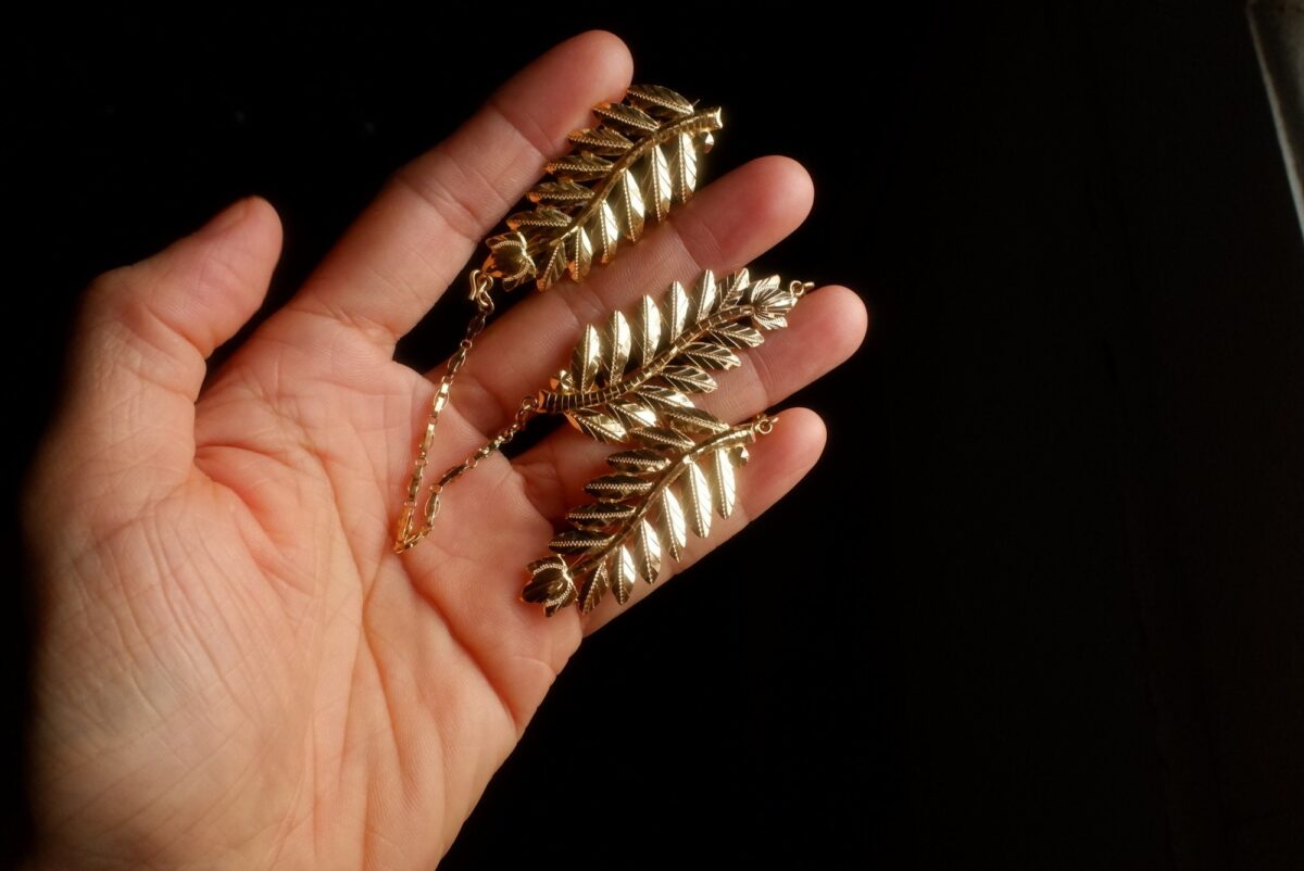 Gold discount leaf brooch