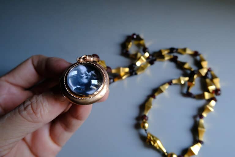 crystal locket necklace, sentimental jewellery gold, mourning locket gold, photo locket singapore, moon crystal locket, gold crystal locket, victorian locket gold, victorian locket with beads, cat crystal pendant, pet memorial lockets, Gem Gardener