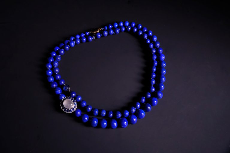 lapis lazuli necklace, high quality lapis lazuli necklace, lapis lazuli jewelry singapore, fine lapis lazuli jewelry, large lapis bead necklace, lapis lazuli gold choker,